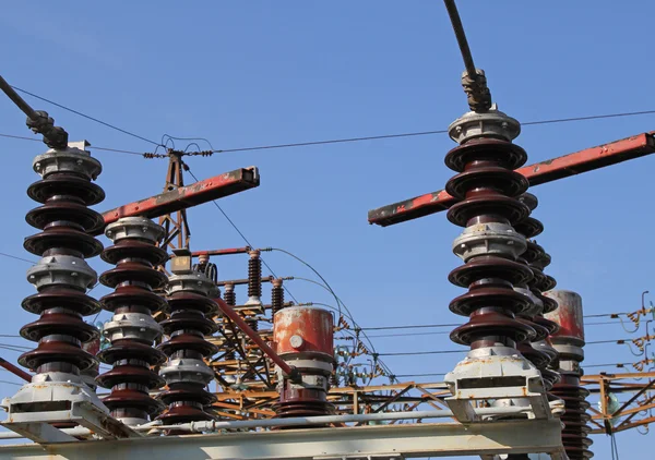 Conmuta en una central eléctrica con cables de alta tensión — Foto de Stock