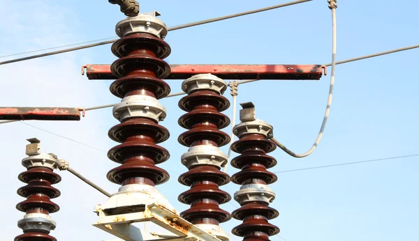 Växlar till ett kraftpaket med högspänning kablar — Stockfoto