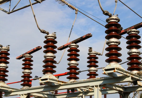 Conmuta en una central eléctrica con cables de alta tensión — Foto de Stock