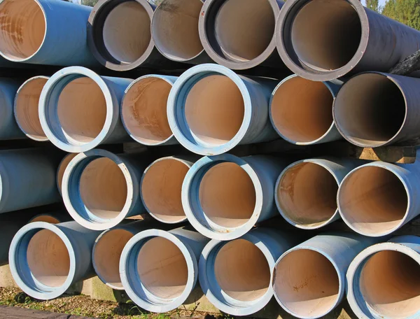 Голубые трубы для гидротехнических сооружений и канализационной системы города — стоковое фото