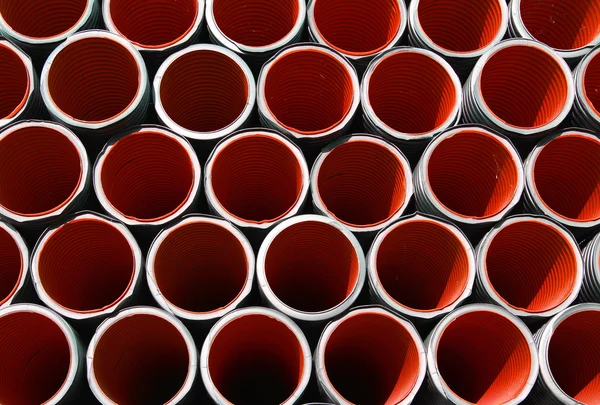 Tubos corrugados vermelhos para a colocação de cabos elétricos e fibra óptica — Fotografia de Stock