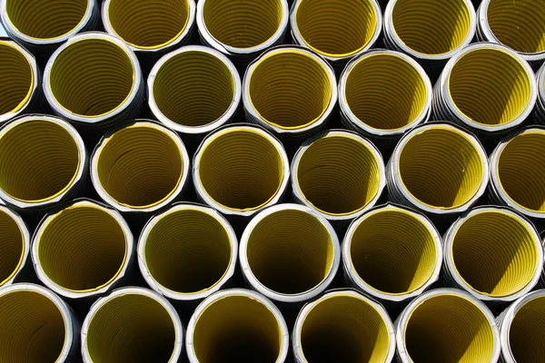 Tube ondulé jaune pour la pose de câbles électriques dans la cour — Photo