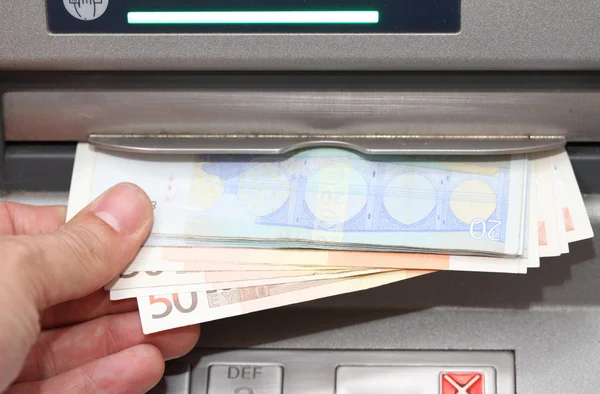 Peníze v eurobankovky z bankomatu — Stock fotografie