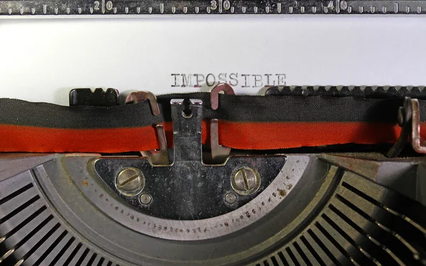 IMPOSSIBLE écrit avec une machine à écrire mécanique — Photo