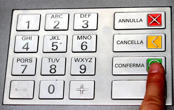 Index die het geheimschrift in het toetsenbord van een geldautomaat bevestigt — Stockfoto
