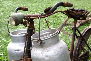 MIL ulaşımına sütçü bisiklet ile iki eski alüminyum kutular