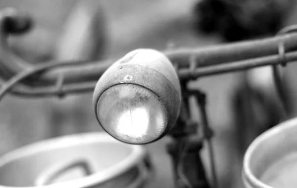 Rusty bike of a milkman with the front lights  of the last centu — Stock Photo, Image