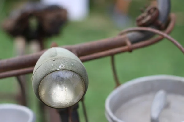 Vélo rouillé d'un laitier du siècle dernier — Photo