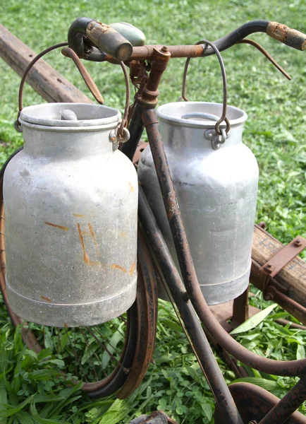 Bicicleta do leiteiro com duas latas de leite velhas — Fotografia de Stock