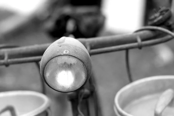 Rusty bike of a milkman with the front lights  of the last centu — Stock Photo, Image