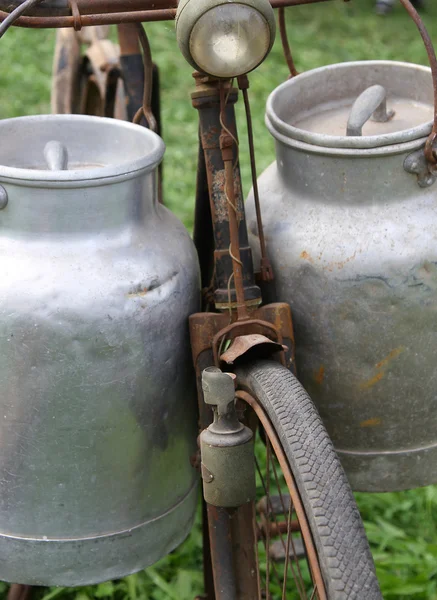 Milkman bike with two aluminum cans for the transport of milk — Stock Photo, Image