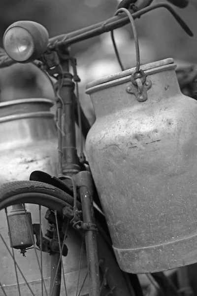 Old bike of the milkman with milk cans — Stock Photo, Image