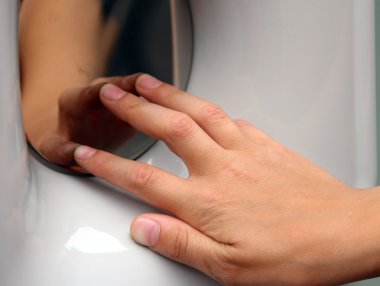 çocuğun el aynaya yansıyan