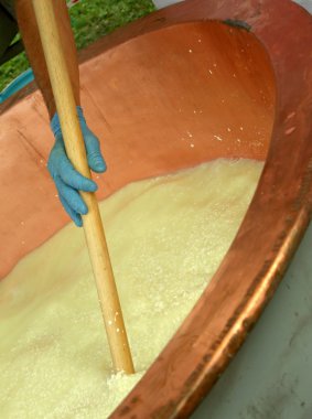 Sütçü fırında ricotta peyniri süt bakır tencerede