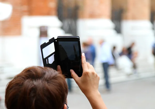 Turisti fotografati con il cellulare — Foto Stock