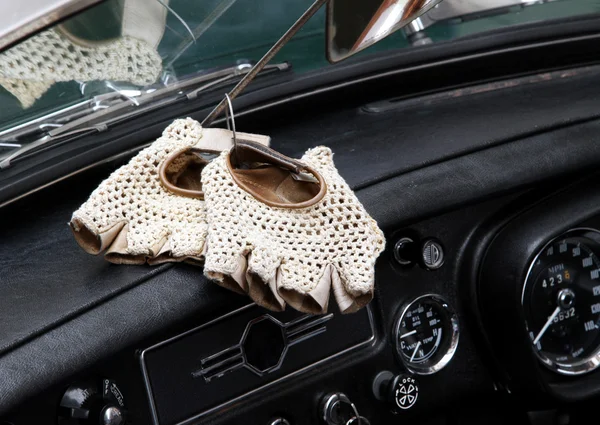 Vintage leather gloves for the vintage car race — Stock Photo, Image