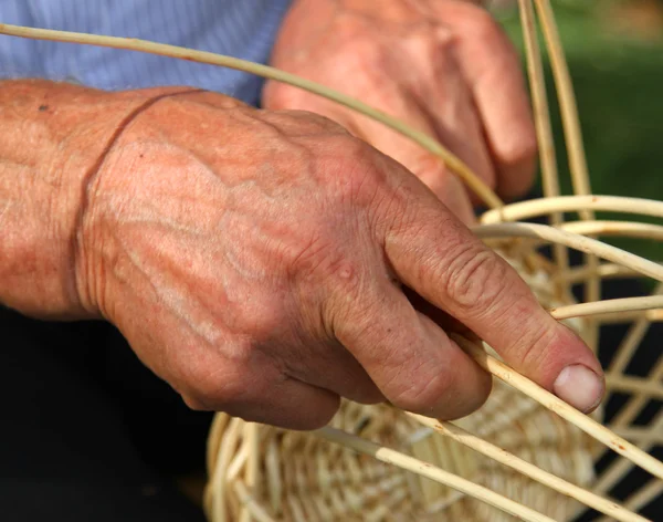 技术精湛的工匠供职甘蔗打造柳条编织的篮子 — 图库照片