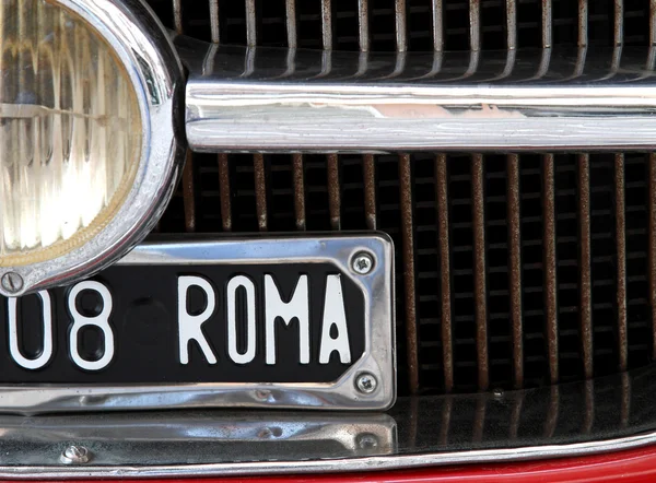 Vintage cars in the city of Rome — Stock Photo, Image