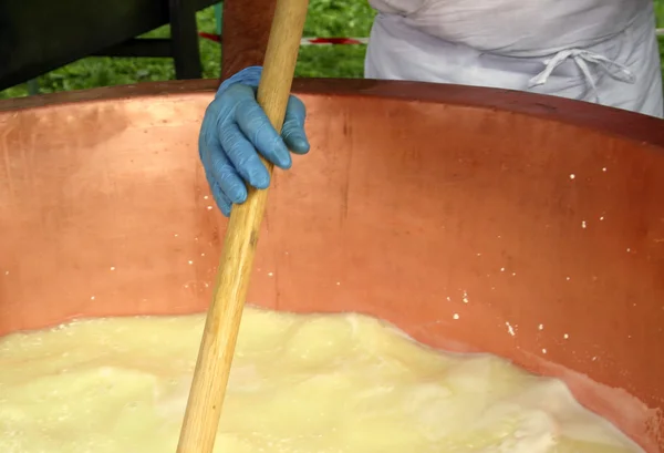 Milkman bake cheese in copper pot in dairy — Stock Photo, Image