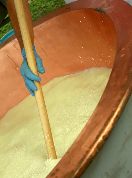 Leiteiro assar queijo ricota em panela de cobre em laticínios — Fotografia de Stock