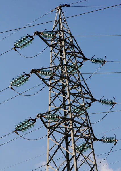 Pilon yüksek gerilim elektrik kabloları güç istasyonu — Stok fotoğraf