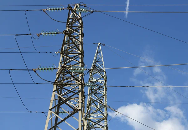 Jätte pylon högspänning kablar i kraftverk — Stockfoto