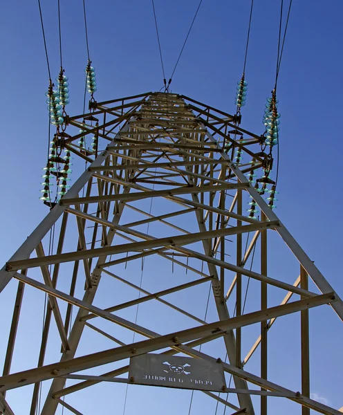 Pilón de los cables eléctricos de alta tensión en la subestación —  Fotos de Stock