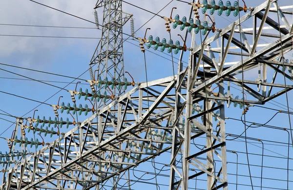 Pylon elektrických kabelů vysokého napětí v elektrárně — Stock fotografie