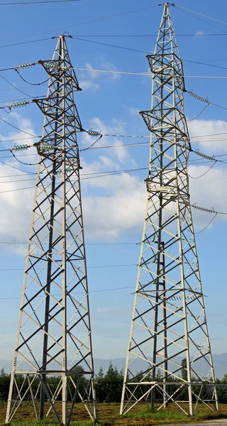 Pilão dos cabos elétricos de alta tensão — Fotografia de Stock