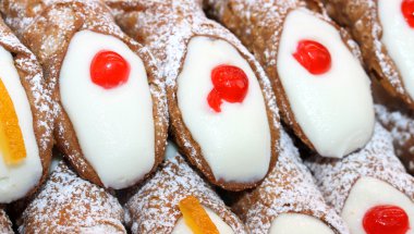 Büyük Sicilya cannoli ile krema ve krem tatlı