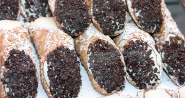 Sicilya cannoli parçaları çikolata ve krema ile