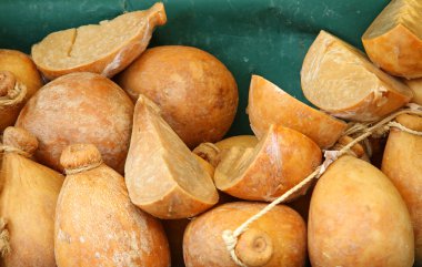 formları yerel pazarda satılan caciocavallo peynir