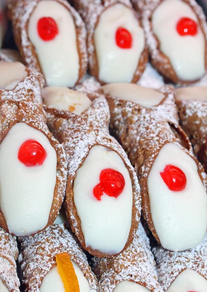 Great Sicilian cannoli with the icing and cream dessert — Stock Photo, Image