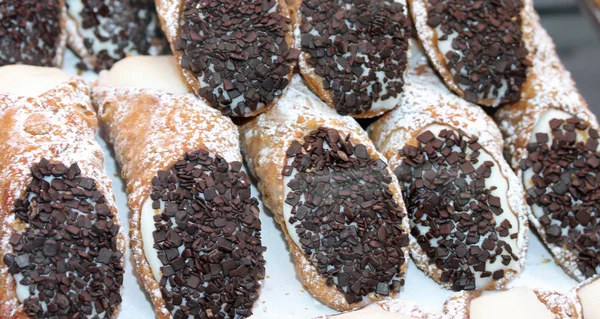 Sycylijskie cannoli z kawałkami czekolady i słodkiej śmietany — Zdjęcie stockowe