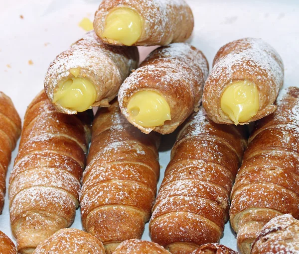 Ízletes cannoli péksütemények sárga édes krém — Stock Fotó