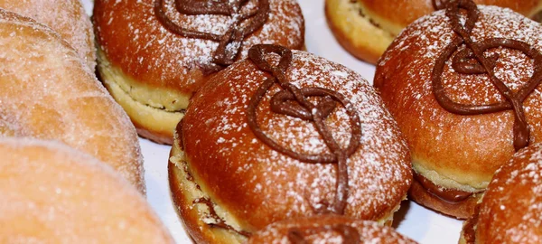 Tasty pastry with  treble clef of chocolate — Stock Photo, Image