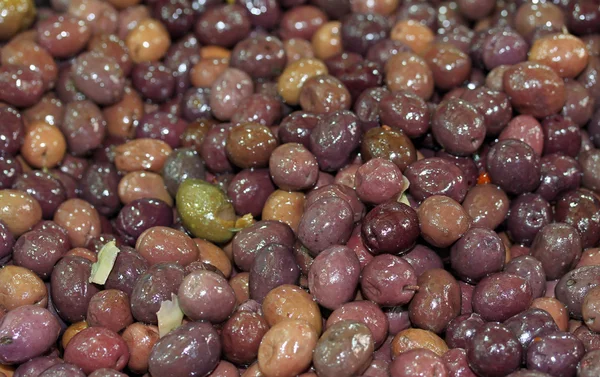 Olives noires à vendre sur le marché italien — Photo