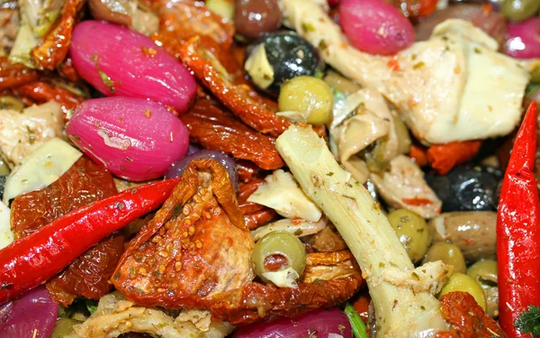 Dania kuchni śródziemnomorskiej z cebuli i papryki na sprzedaż na marke — Zdjęcie stockowe