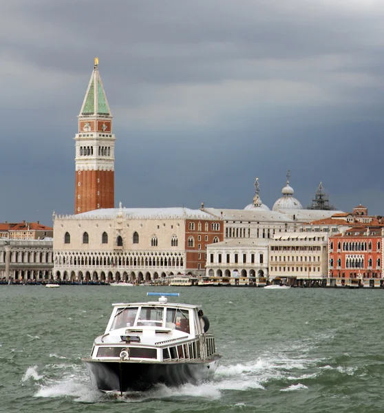 Lagune von Venedig mit dem Glockenturm des Heiligen Markierung und Boot in — Stockfoto