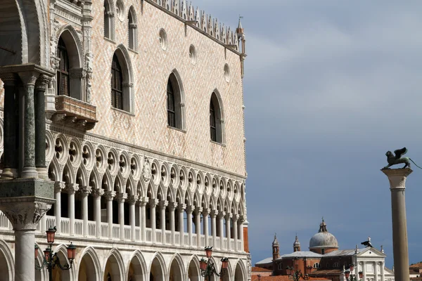 Vévodský palác a st. george kostel v Benátkách v Itálii — Stock fotografie