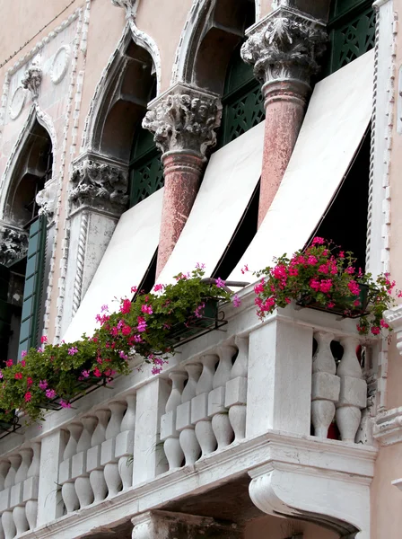 Balcón florido en un antiguo palacio veneciano —  Fotos de Stock