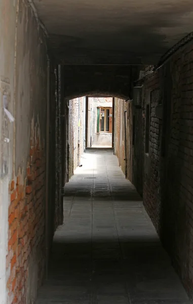 Narrow calle of passage under the Venetian houses — Stock Photo, Image