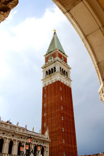 Bell tower of Saint Mark with the Arch of the Ducal Palace — Stock Photo, Image