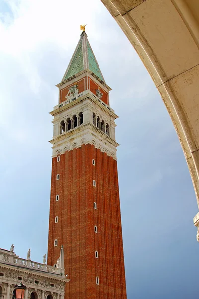 Bell tower of Saint Mark with the Arch of the Ducal Palace — Stock Photo, Image