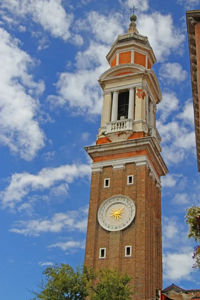 Glockenturm der Kirche santi apostoli in venedig italien — Stockfoto