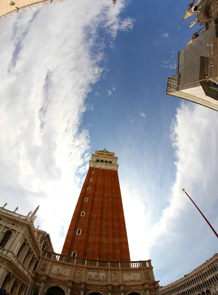 Bell Tower de São Marcos e a grande praça de São Marcos com fisheye — Fotografia de Stock