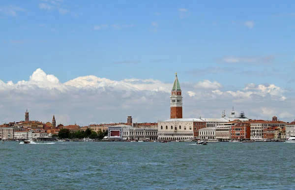 Venetië met de klokkentoren van saint mark — Stockfoto