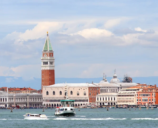 Venedig med klocktornet på Markusplatsen och båtar i den — Stockfoto