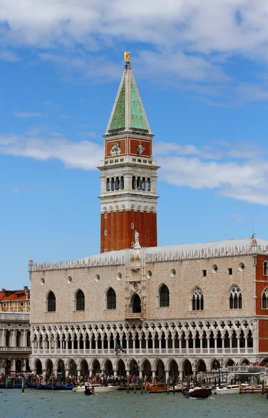 Laguna de Venecia con el campanario de San Marcos y Ducal Pal — Foto de Stock