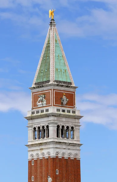 Klokkentoren van San Marco en de blauwe hemel — Stockfoto